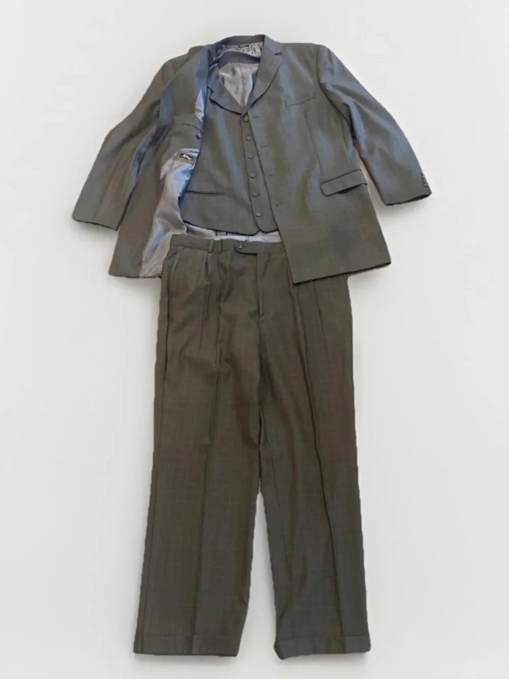 Caravelli Mens 3 Piece Gray Windowpane Suit 46L Jacket Vest 40L Pants Designer